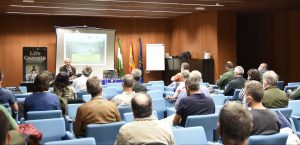 Una sala llena de gente en la presentación de la primera reunión del comité asesor del LIFE Cerceta Pardilla